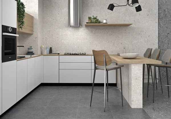 Cocina con azulejos efecto piedra en tonos neutros, colección Kalksten - flodsten de Argenta
