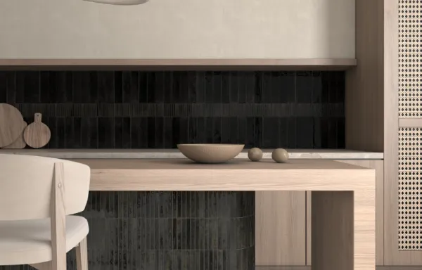 Cocina con azulejos efecto piedra en tonos cálidos, colección Kit-kat de Dune