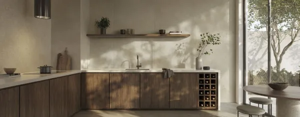Cocina con azulejos efecto piedra en tonos cálidos, colección Lemans de Peronda