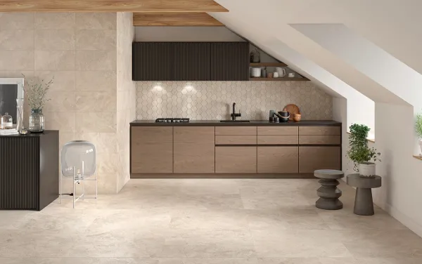 Cocina con azulejos efecto piedra en tonos cálidos, colección Liberty de Colorker