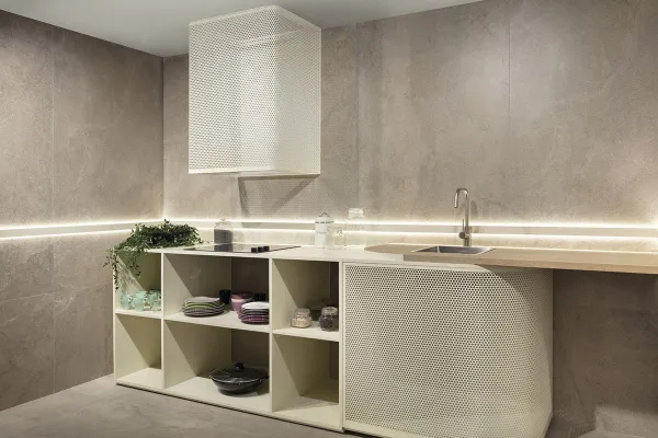 Cocina con azulejos efecto piedra en tonos cálidos, colección Lucca de Peronda