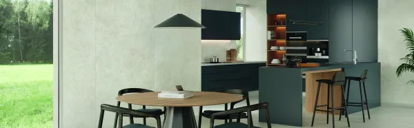 Cocina con azulejos efecto piedra en tonos fríos, colección Madison de Keratile