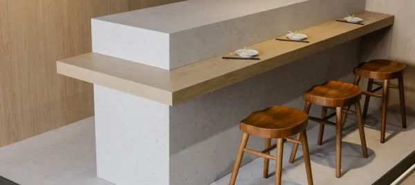 Cocina con azulejos efecto piedra en tonos cálidos, colección Meridia de Argenta