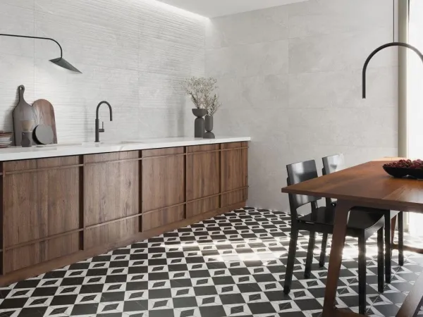 Cocina con azulejos efecto piedra en tonos neutros, colección Munich de Cifre