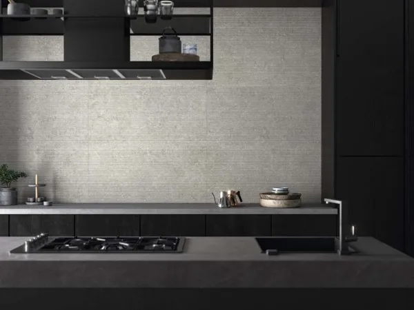 Cocina con azulejos efecto piedra en tonos neutros, colección Mytos de Cifre