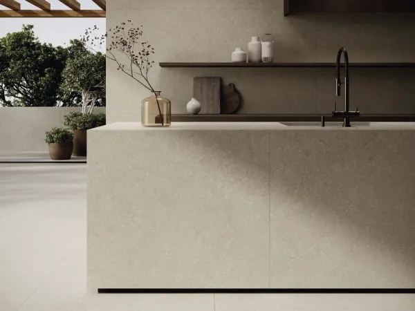 Cocina con azulejos efecto piedra en tonos cálidos, colección Mytos de Cifre