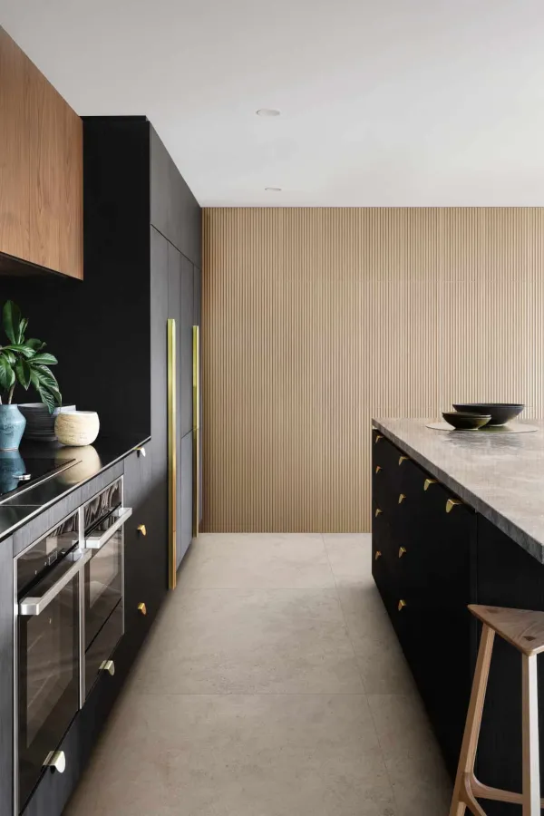 Cocina con azulejos efecto piedra en tonos cálidos, colección Naturalia de Marazzi