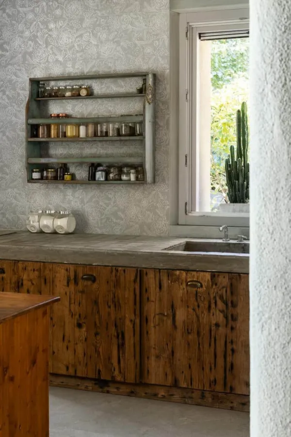 Cocina con azulejos efecto piedra en tonos cálidos, colección Naturalia de Marazzi