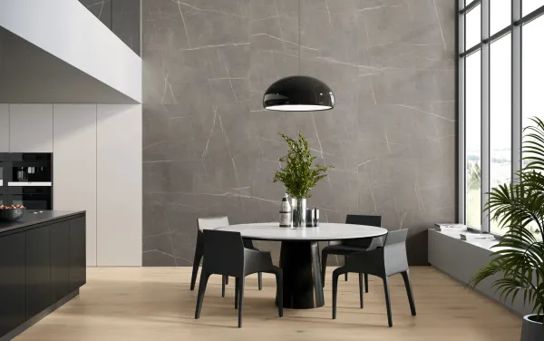 Cocina con azulejos efecto piedra en tonos neutros, colección Nomade de Colorker
