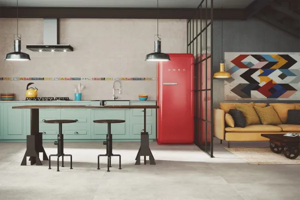 Cocina con azulejos efecto piedra en tonos cálidos, colección Nomade de ROCERSA