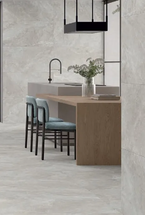 Cocina con azulejos efecto piedra en tonos neutros, colección Nuances de STN