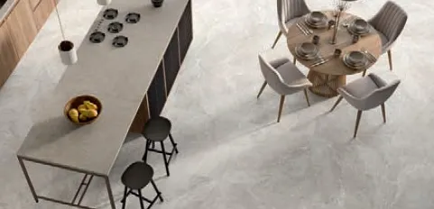 Cocina con azulejos efecto piedra en tonos neutros, colección Nuances de STN