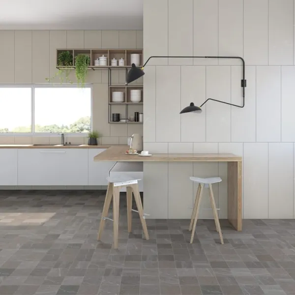 Cocina con azulejos efecto piedra en tonos neutros, colección Oise de Vives