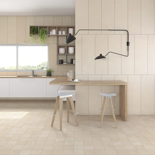 Cocina con azulejos efecto piedra en tonos cálidos, colección Oise de Vives