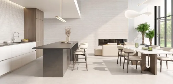 Cocina con azulejos efecto piedra en tonos neutros, colección Origen de Colorker