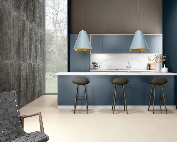 Cocina con azulejos efecto piedra en tonos neutros, colección Palomastone de TAU ceràmica