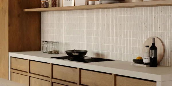 Cocina con azulejos efecto piedra en tonos cálidos, colección Pietra di sicilia de Marazzi