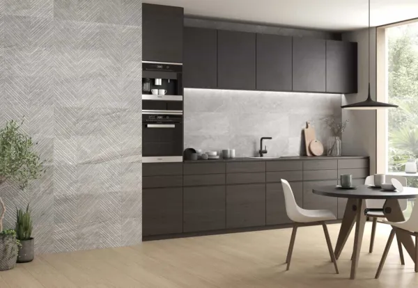 Cocina con azulejos efecto piedra en tonos neutros, colección Premiere de Colorker