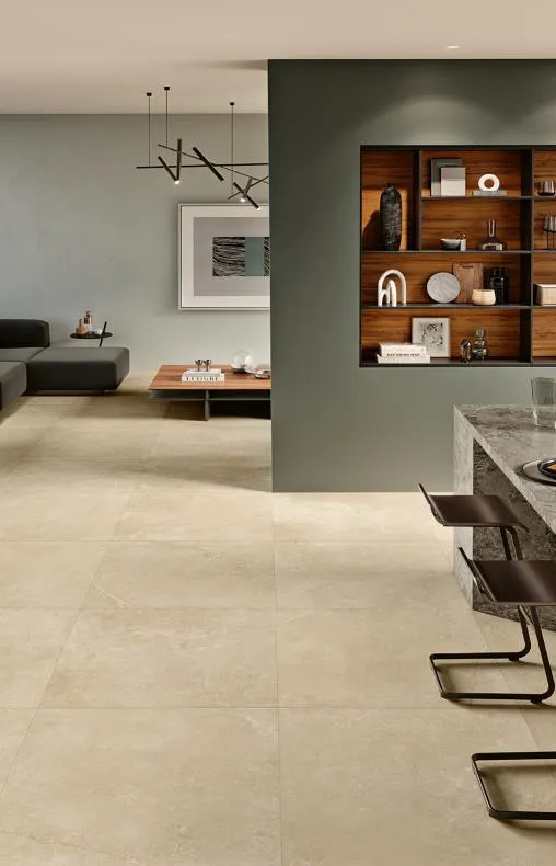 Cocina con azulejos efecto piedra en tonos cálidos, colección Pure stone de Margres