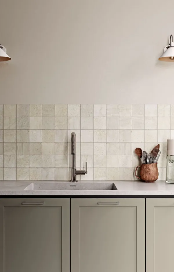 Cocina con azulejos efecto piedra en tonos cálidos, colección Quarz de Ribesalbes