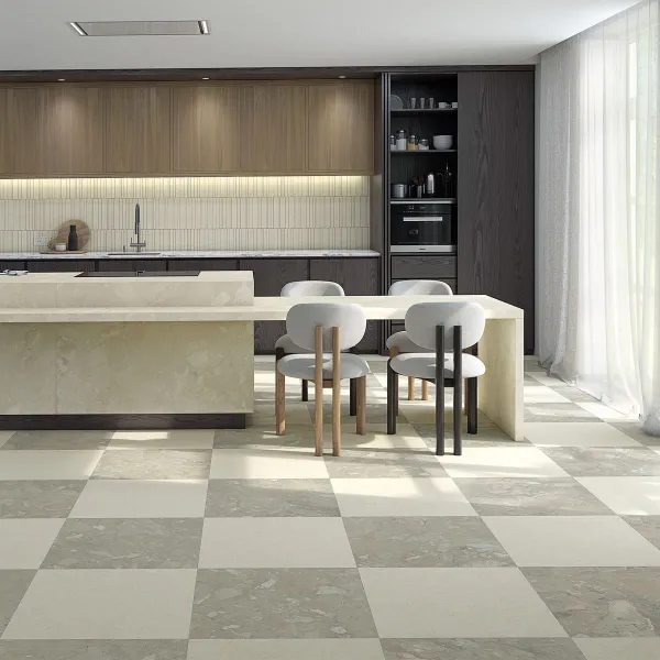 Cocina con azulejos efecto piedra en tonos neutros, colección Ragusa de Vives