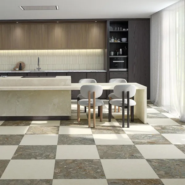 Cocina con azulejos efecto piedra en tonos neutros, colección Ragusa de Vives