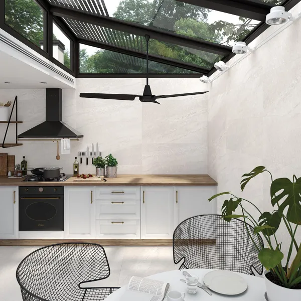 Cocina con azulejos efecto piedra en tonos neutros, colección Rho de Vives
