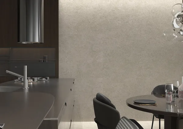 Cocina con azulejos efecto piedra, colección Roadstone de TAU ceràmica