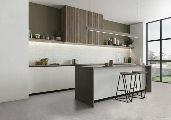 Cocina con azulejos efecto piedra en tonos neutros, colección San vicente de Argenta