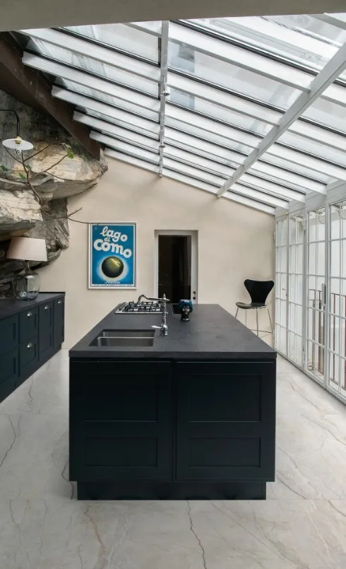 Cocina con azulejos efecto piedra, colección Silver root de Marazzi