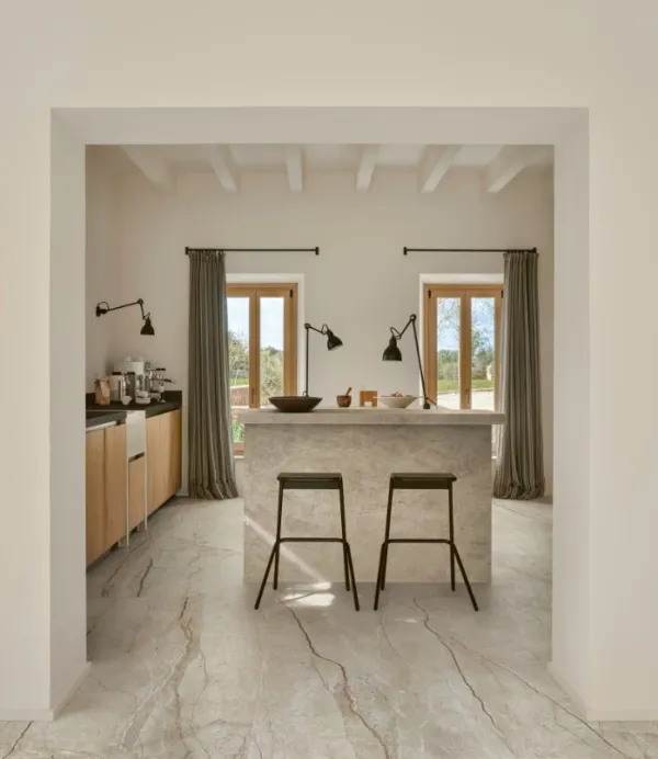 Cocina con azulejos efecto piedra en tonos cálidos, colección Silver root de Marazzi