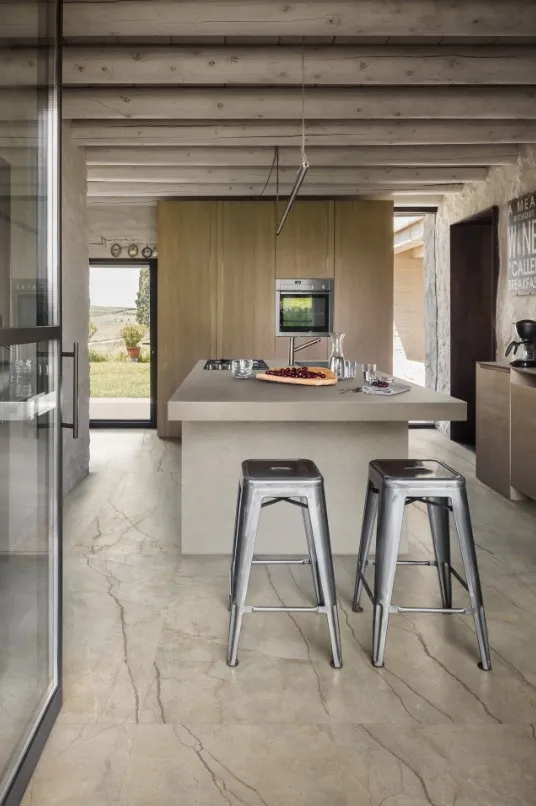 Cocina con azulejos efecto piedra en tonos cálidos, colección Silver root de Marazzi