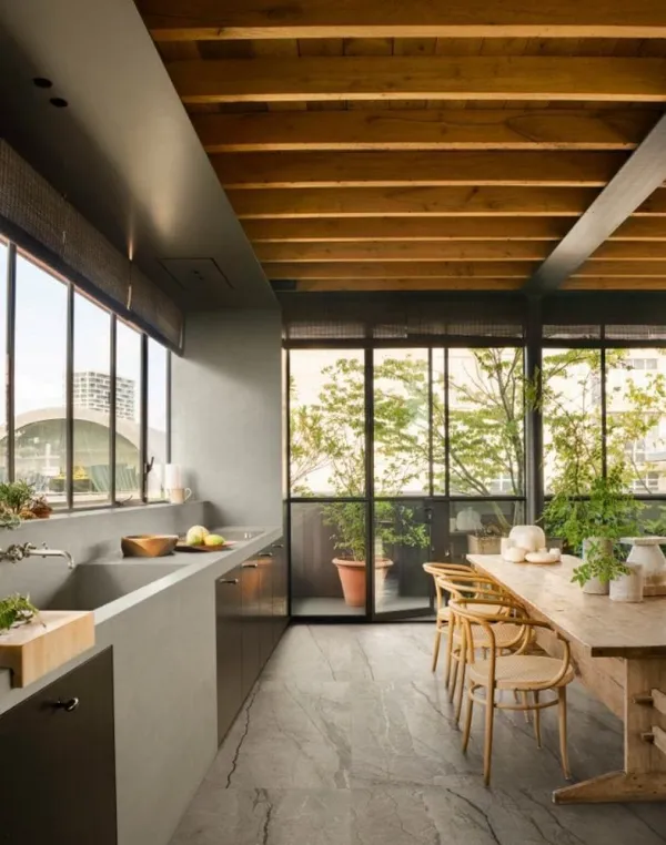 Cocina con azulejos efecto piedra en tonos cálidos, colección Silver root de Marazzi