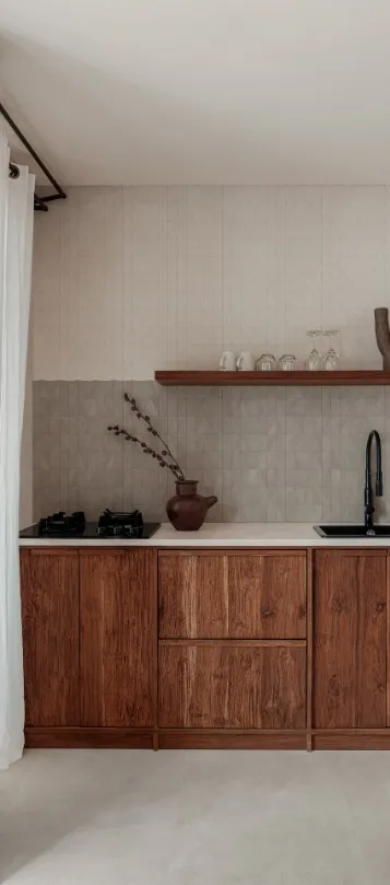 Cocina con azulejos efecto piedra en tonos cálidos, colección Slow cold de Marazzi