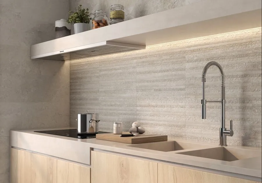Cocina con azulejos efecto piedra en tonos cálidos, colección Solange de Colorker