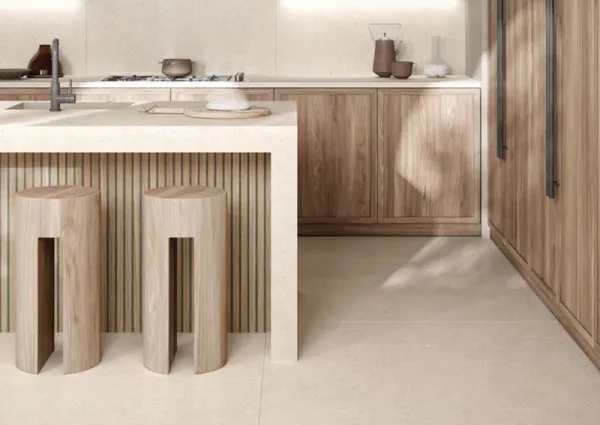 Cocina con azulejos efecto piedra en tonos cálidos, colección Somport de Durstone
