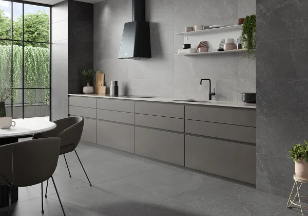 Cocina con azulejos efecto piedra en tonos neutros, colección Storm - storm rock de Argenta