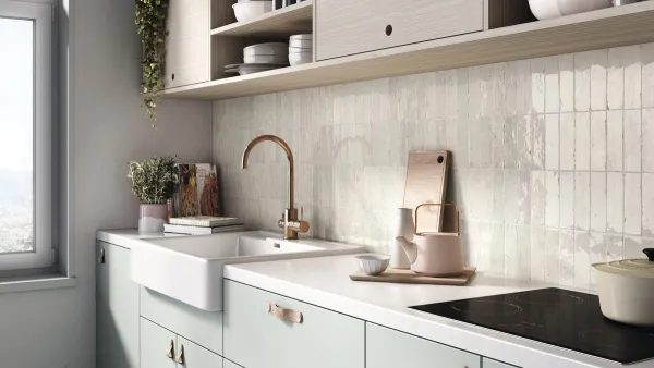 Cocina con azulejos efecto piedra en tonos neutros, colección Tennessee de Ape