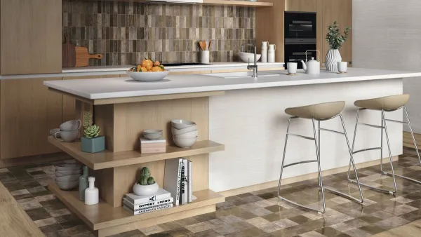 Cocina con azulejos efecto piedra en tonos cálidos, colección Tennessee de Ape