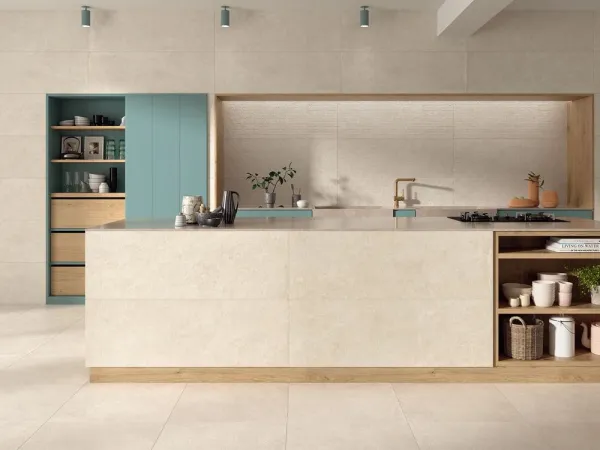 Cocina con azulejos efecto piedra en tonos cálidos, colección Terme de Durstone