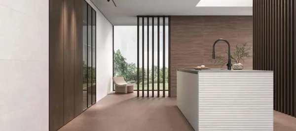 Cocina con azulejos efecto piedra en tonos cálidos, colección Terraviva de Undefasa
