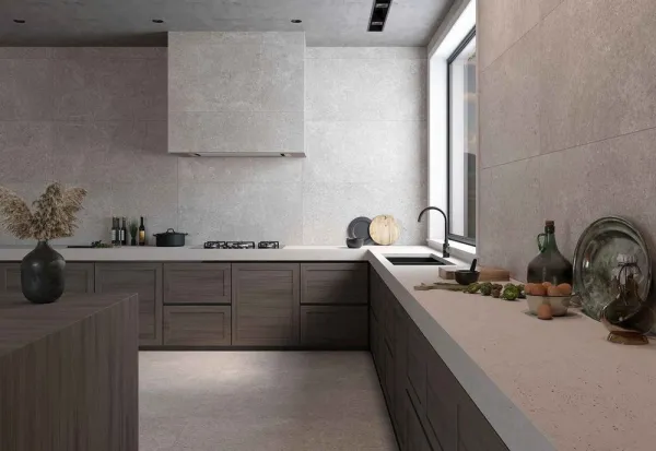 Cocina con azulejos efecto piedra en tonos neutros, colección Tibet de Durstone