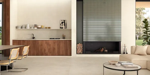 Cocina con azulejos efecto piedra en tonos cálidos, colección Tivoli de Marazzi