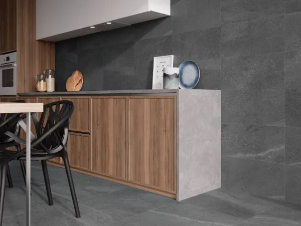 Cocina con azulejos efecto piedra en tonos neutros, colección Tyndall de Fanal