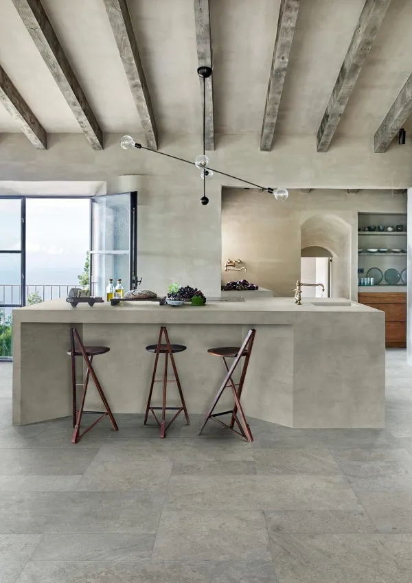 Cocina con azulejos efecto piedra en tonos neutros, colección Uniche de Marazzi