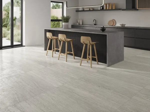 Cocina con azulejos efecto piedra en tonos neutros, colección Westone - eastone de Argenta