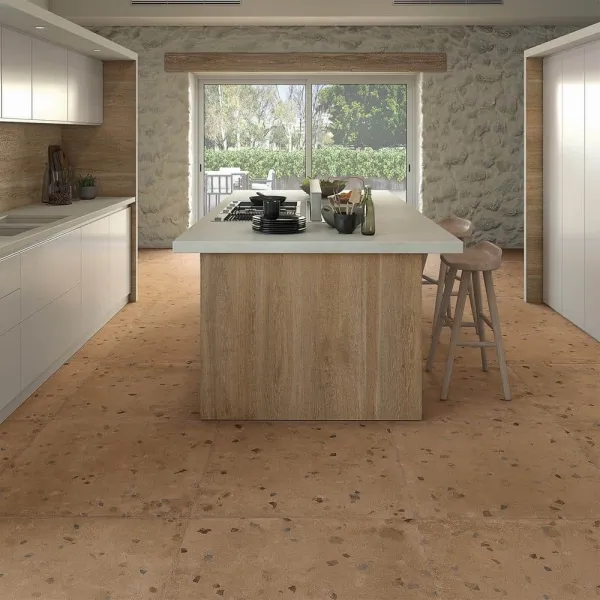 Cocina con azulejos efecto terrazo en tonos cálidos, colección Bloom de Vives