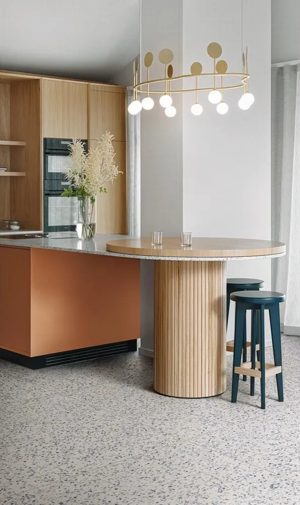 Cocina con azulejos efecto terrazo en tonos cálidos, colección Frammento de Marazzi