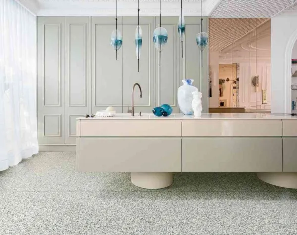 Cocina con azulejos efecto terrazo, colección Frammento de Marazzi