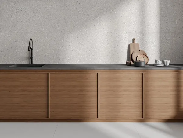 Cocina con azulejos efecto terrazo en tonos cálidos, colección Goldoni de Argenta
